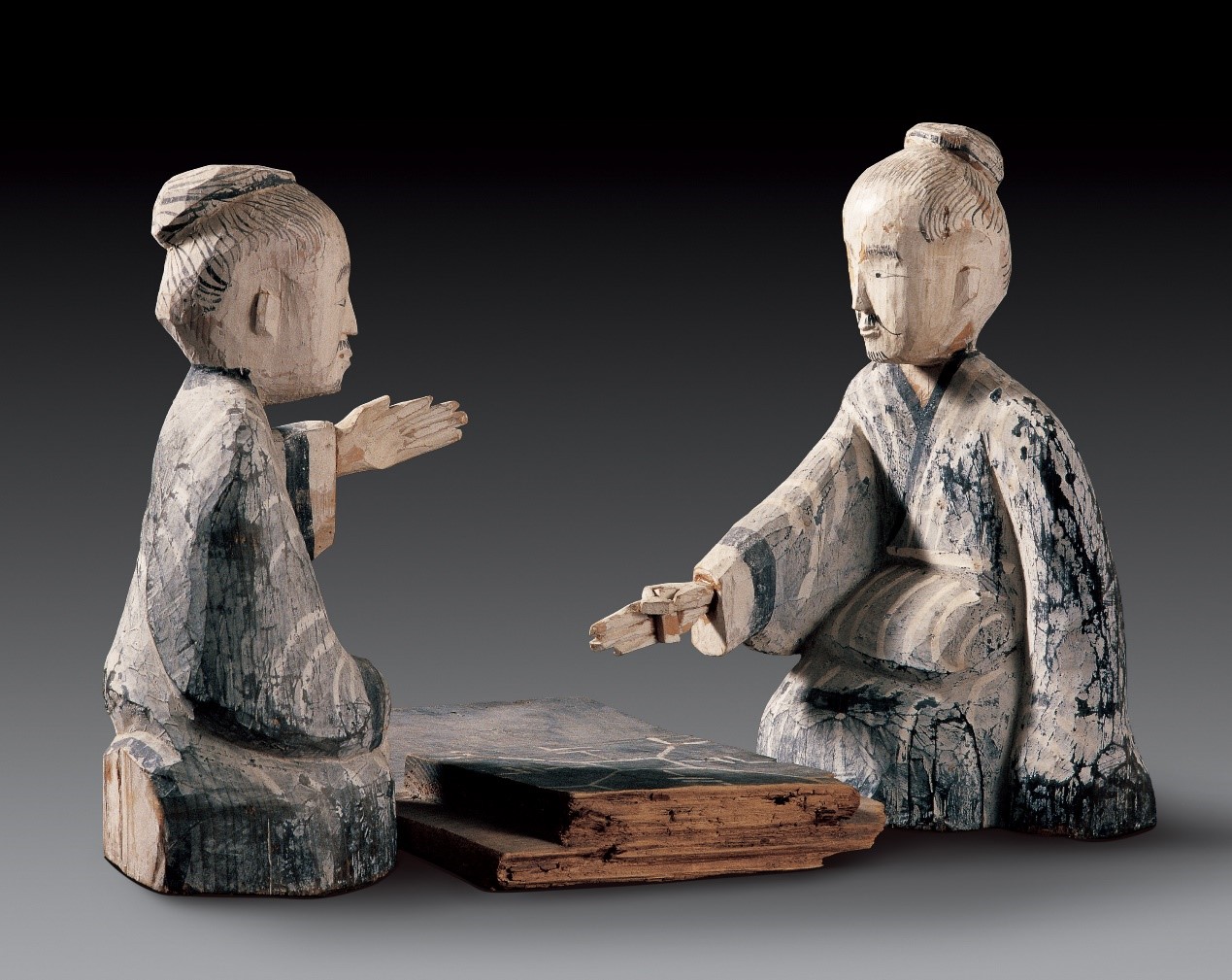 <h2>彩绘木六博俑</h2><p>作者：</p><p>创作年代：汉</p><p>规格：棋盘29.2cm×19.3 木俑27.5cm×28.5</p>
